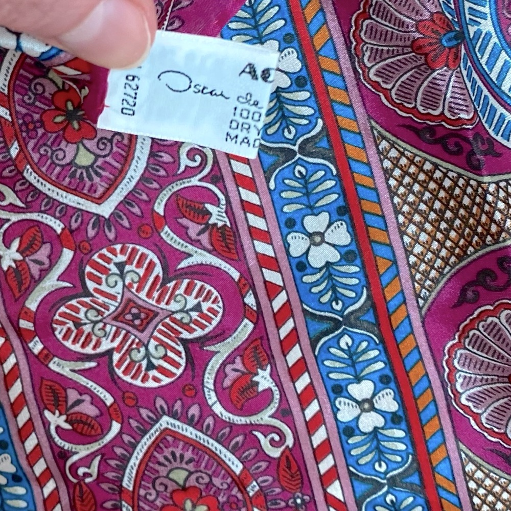 SOLD 🤩 Vntg Oscar de la Renta Silk Floral Scarf - Picture 10 of 11